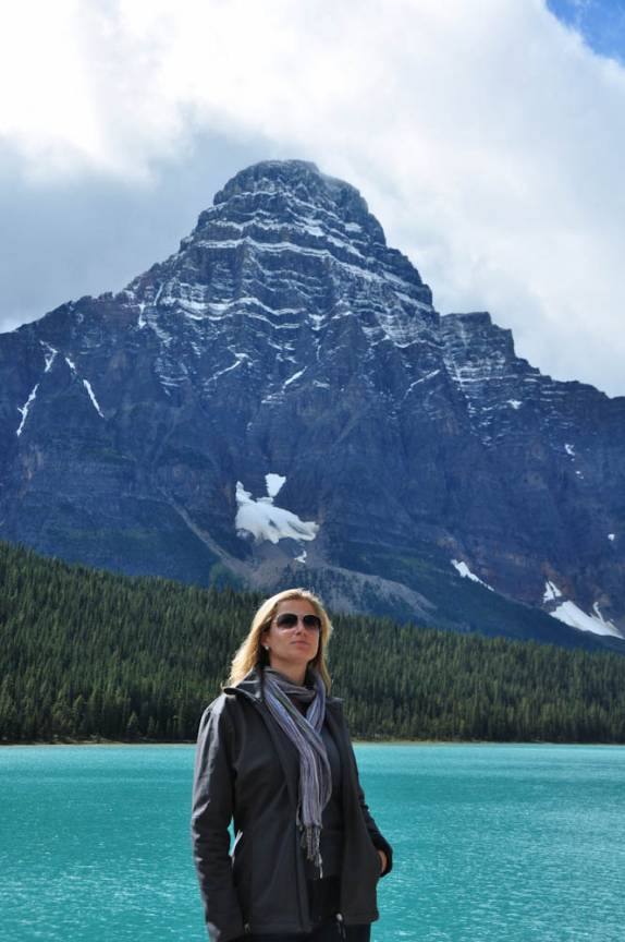 Lagos e montanhas na estrada entre Lake Louise e Jasper, em Alberta, no Canadá